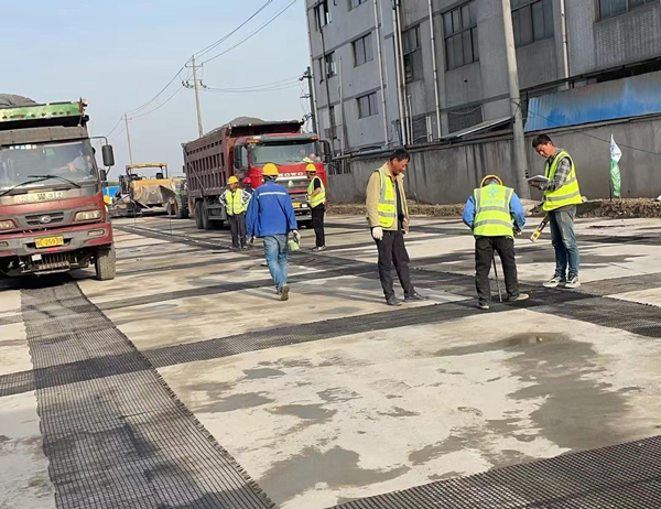 陈场镇老材料的新故事：玻璃纤维土工格栅如何在‘白改黑’浪潮中重获新生？